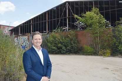 Investor Dennis Romeiser vor der ehemaligen Ziegelei-Werkshalle .
