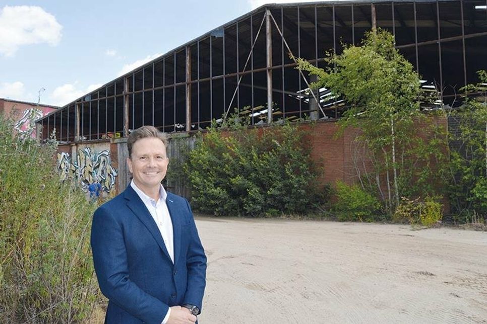 Investor Dennis Romeiser vor der ehemaligen Ziegelei-Werkshalle .