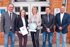 Heiko Behrendt (v.l.) und Marit Hansen vom Unabhängigen Landeszentrums für Datenschutz Schleswig-Holstein überreichten das Datenschutzauditzeichen an Stockelsdorfs Bürgermeisterin Brigitte Rahlf-Behrmann, den Datenschutzbeauftragten der Gemeinde, Nils Büker, und Hauptamtsleiter Axel Kerbstadt. (Foto: Stefan Setje-Eilers)