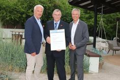 Ulrich Mietschke (Mitte) wurde durch den Präsidenten der Handwerkskammer Lübeck Ralf Stamer (lks.) und den Hauptgeschäftsführer der Handwerkskammer Andreas Katschke (re.) für seine langjährigen Verdienste mit einer Ehrenurkunde ausgezeichnet.