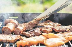 Die Hauptrolle auf dem Grill sind und bleiben natürlich Würstchen, Steak, Grillkäse und Gemüsespieße. Aber auch die Grillbeilagen sind für eine gelungene Party nicht unwichtig.