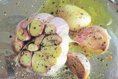 Lästiges Knoblauch schälen gehört der Vergangenheit an. Wir backen ihn einfach.