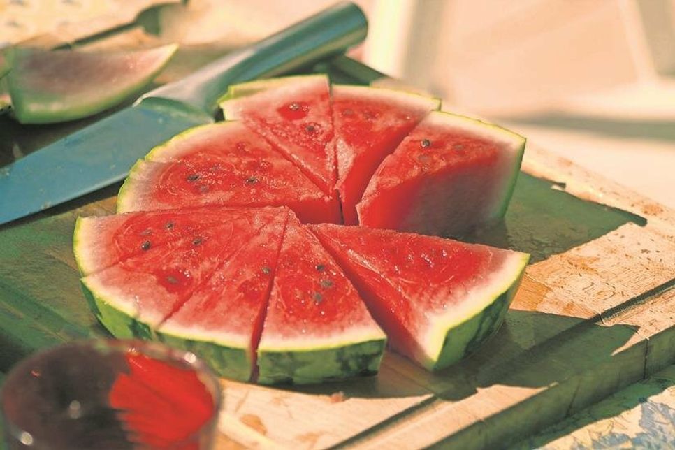 Die Wassermelone ist ein Multitalent. Wir zaubern heute aus ihr unseren aboluten Lieblingssalat mit Fetakäse und Pinienkernen.
