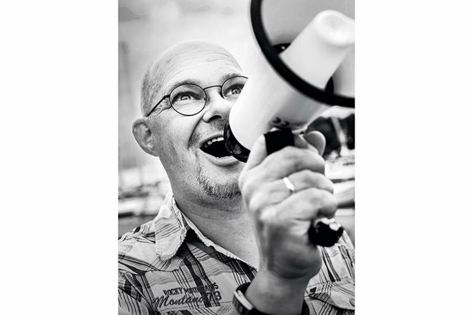 Als „Hafenmoderator“ gehört er zu den „100 Hafengesichtern“, der Open-Air-Ausstellung im Niendorfer Hafen: DJ und Moderator René Kleinschmidt führt auch dieses Jahr wieder durch das dreitägige Programm auf der Musikbühne.