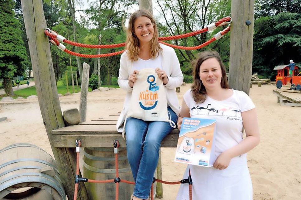 Stellten das „mobile Küstenlabor“ für junge Naturentdecker jetzt der Öffentlichkeit vor: Doris Wilmer-Huperz (l.) von der Tourismus-Agentur Lübecker Bucht und Meeresbiologin Susanne Machura vom BUND (Umwelthaus Neustädter Bucht). (Foto: Setje-Eilers)