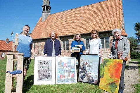 Werke von Hans-Jörg Schick, Ingrid Maschke, Heiner Tonn (nicht auf dem Foto) Angela Christiansen, Cathrin Schulz-Mirbach und Edda Kaven-Finger (v. lks.) werden in der Hospitalkirche, Am Hafen 4 noch bis zum 14. September gezeigt.