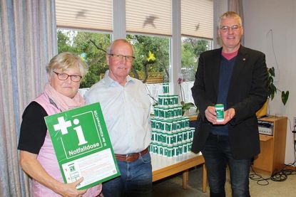 Antonie Eilenstein und Jürgen Mosalf vom Seniorenbeirat mit dem Präsidenten des Lions Club Neustadt Steffen Knoop (v. lks.)