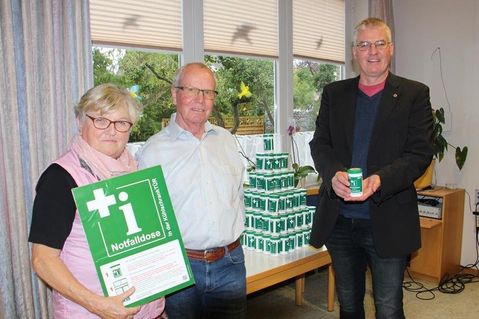 Antonie Eilenstein und Jürgen Mosalf vom Seniorenbeirat mit dem Präsidenten des Lions Club Neustadt Steffen Knoop (v. lks.)