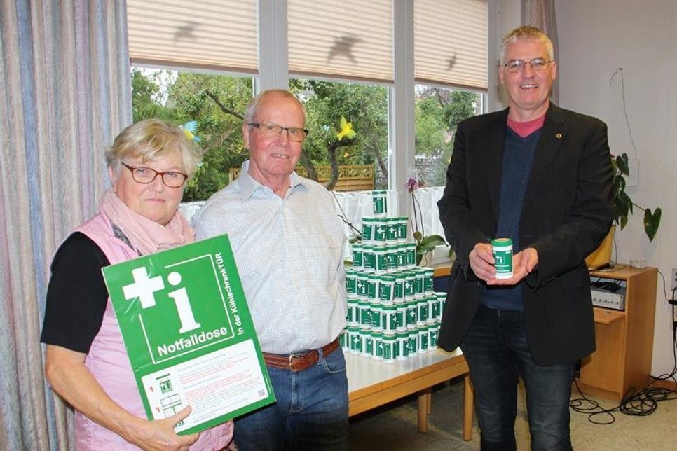 Antonie Eilenstein und Jürgen Mosalf vom Seniorenbeirat mit dem Präsidenten des Lions Club Neustadt Steffen Knoop (v. lks.)