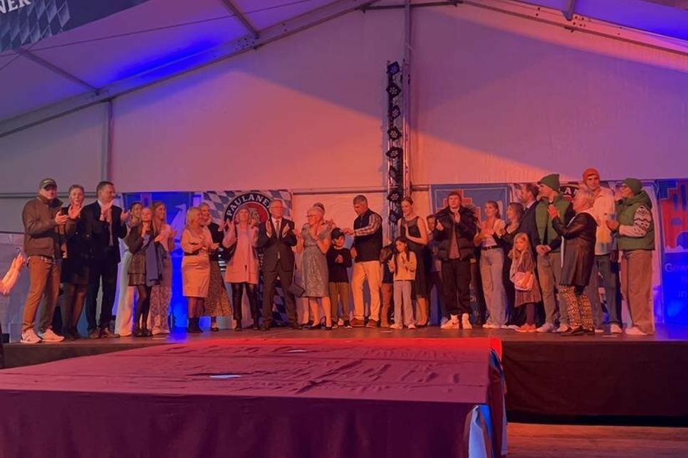 27 Models und viele weitere Unterstützerinnen und Unterstützer hinter den Kulissen zeigten die schönsten Outfits für Herbst und Winter.