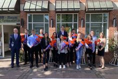 Dr. Rainer Bouss (Vorstandsmitglied), Iber Osdautaj, Linus Hoppe, Hamza Usta, Pauline Voß, Selin Celik, Asma Haris, Mats Schramm, Rieke Buchhorn, Cenk Bektur, Sina Baatz, Katharina Griefahn, Matty Möller, Marisa Rönnfeld (Ausbildungsleiterin) (v. lks.).