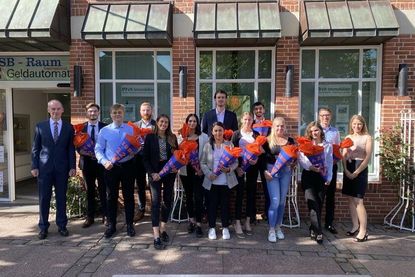 Dr. Rainer Bouss (Vorstandsmitglied), Iber Osdautaj, Linus Hoppe, Hamza Usta, Pauline Voß, Selin Celik, Asma Haris, Mats Schramm, Rieke Buchhorn, Cenk Bektur, Sina Baatz, Katharina Griefahn, Matty Möller, Marisa Rönnfeld (Ausbildungsleiterin) (v. lks.).