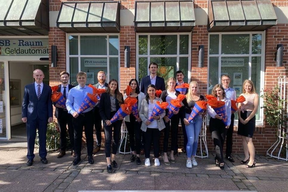 Dr. Rainer Bouss (Vorstandsmitglied), Iber Osdautaj, Linus Hoppe, Hamza Usta, Pauline Voß, Selin Celik, Asma Haris, Mats Schramm, Rieke Buchhorn, Cenk Bektur, Sina Baatz, Katharina Griefahn, Matty Möller, Marisa Rönnfeld (Ausbildungsleiterin) (v. lks.).