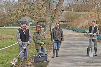Schutzmaßnahme für Amphibien: In Grebin schützt jetzt ein spezieller Zaun die Tiere davor, die Fahrbahn zu überqueren und überfahren zu werden. Dafür haben sich zahlreiche Naturschützer aus der Gemeinde eingesetzt.