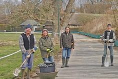 Schutzmaßnahme für Amphibien: In Grebin schützt jetzt ein spezieller Zaun die Tiere davor, die Fahrbahn zu überqueren und überfahren zu werden. Dafür haben sich zahlreiche Naturschützer aus der Gemeinde eingesetzt.