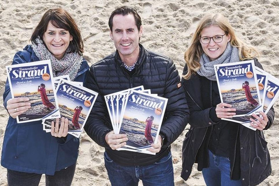 Marketingleiterin Silke Szymoniak und Anja Stamp (rechts) von der Marketingabteilung der TSNT GmbH präsentieren mit Henrik Fels von der ausführenden Agentur das neue Strandmagazin 2020. (Foto: René Kleinschmidt)