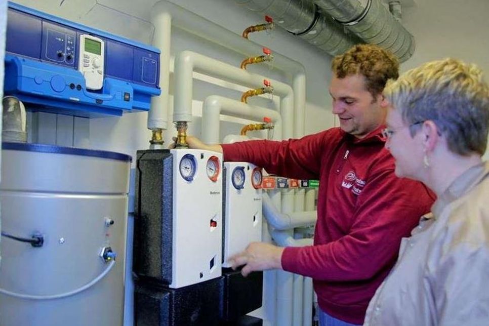 Installateur-Azubis lernen heute weit mehr als Rohre verbinden. Foto: djd/www.die-badgestalter.de.