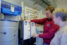 Installateur-Azubis lernen heute weit mehr als Rohre verbinden. Foto: djd/www.die-badgestalter.de.