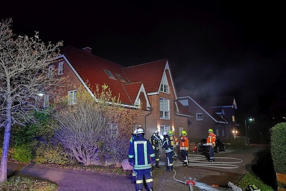 Die Feuerwehren waren mit etwa 40 Einsatzkräften vor Ort. (Foto: Arne Jappe)