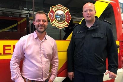 Küstenkaufmann Denis Schlüter (lks.) übergab das Geld dem stellvertretenden Wehrführer Sebastian Papke.