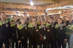 Die mC der HSG Ostsee N/G geht in die Rückrunde mit neuen Trainingsanzügen. Möglich machte dieses Grit Jones vom La Bodega in Grömitz. (red)