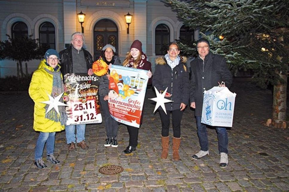 Grafikdesignerin Kathrin Schulte hat das Oldenburg Logo entworfen, das auf unterschiedlichen Produkten zu sehen ist. Gemeinsam mit Michael Metzig (Organisator des Oldenburger Weihnachtszaubers), Oldenburgs Bürgermeister Martin Voigt, Cora Brockmann (Stabsstelle Stadtmarketing), Oldenburgs Bürgervorsteherin Susanne Knees und Manja Johnson, die das Oldenburger Logo auf T-Shirts gedruckt hat, freut sie sich auf einen stimmungsvollen Oldenburger Weihnachtszauber vor dem Oldenburger Rathaus.