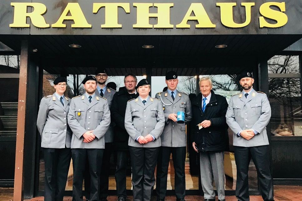 Soldaten der 3. Kompanie mit Bürgermeister Winter (hinten 2. v. lks.) und Bürgervorsteher Rolf Schröder (2. v. re.).