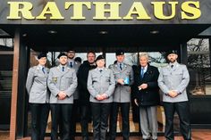 Soldaten der 3. Kompanie mit Bürgermeister Winter (hinten 2. v. lks.) und Bürgervorsteher Rolf Schröder (2. v. re.).