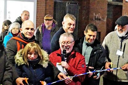 Von links: Schulleiter Jörg Thomas, Schülerin Charlotte Brausewetter, Büchereivereins-Vorsitzender Peter Schümann, David Vetter vom Büro Soziale Stadt und Ortbeiratsvorsitzender Alfons Fliß; Mitte von links: Ortbeiratsvorsitzender Torsten Stagars und Slam-Poet Björn Högsdal; hinten von links: Krimi-Autor Kurt Geisler und Tischler Peter Beyer. Foto hfr Emmerich