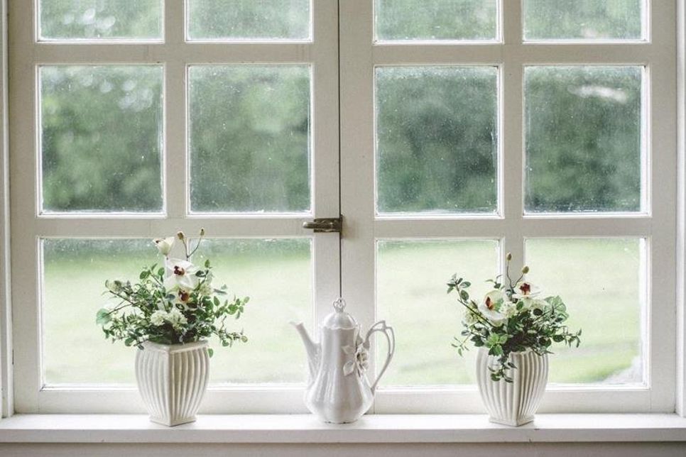 https://pixabay.com/de/photos/weiß-fenster-glas-schild-rahmen-2563976/