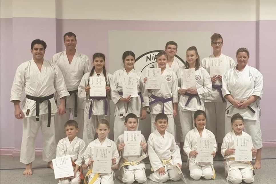 Grömitz. Am letzten Trainingstag im Dezember fanden im Dojo Grömitz Gürtelprüfungen statt. Die Prüflinge konnten hier eine vorweihnachtliche Bescherung erleben, denn alle bestanden ihre Prüfungen mit Bravour. Für alle die sich gerne über Karate informieren möchten findet am Freitag, dem 24. Januar in der Sporthalle am Rathaus ein Tag der offenen Tür statt. Hier kann man ab 15.30 Uhr bei Kaffee und Kuchen  einen Einblick in das Training der einzelnen Gruppen von Minis bis Erwachsene bekommen. (red)