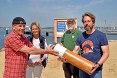 Werben für saubere Strände: Ortsbeiratsvorsitzender Torsten Stagars (SPD), Mönkebergs Bürgermeisterin Hildegard Mersmann, Hans Jürgen Lüth, Landesvorsitzender der Naturfreunde Schleswig-Holstein und Derek Palme von der CDU Mönkeberg.