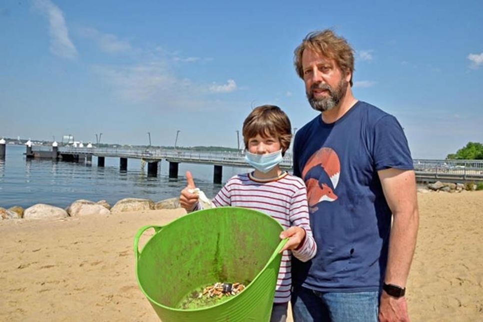 Kids sorgen fleißig für saubere Strände: Zusammen mit seinen Mitschülern hat Matti Palme Kippen am Mönkeberger Strand aufgesammelt.