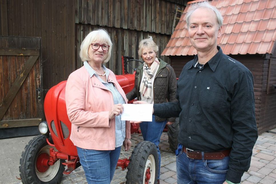 Spendenübergabe mit der Landfrauen-Vorsitzenden Gisela Schneider, Kassenwartin Ingrid Albrecht und Museumsleiter Eckhard Schulte-Kersmecke (v. lks.).
