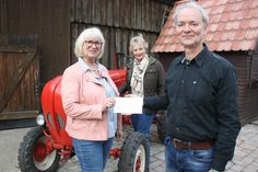 Spendenübergabe mit der Landfrauen-Vorsitzenden Gisela Schneider, Kassenwartin Ingrid Albrecht und Museumsleiter Eckhard Schulte-Kersmecke (v. lks.).