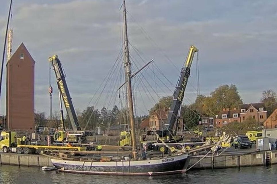 Zwei große Kräne sind vor Ort, um die „Norden“ aus dem Wasser zu heben. Danach entscheidet sich, ob das Schiff noch gerettet werden kann, denn es scheinen noch Interessenten vorhanden zu sein. Der reporter überträgt die gesamte Aktion per Livecam auf Youtube. Der Link lautet https://www.youtube.com/watch?v=DXwtjlr5G30.