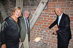 Architekt Torsten Ewers (re.) zeigt MdB Bettina Hagedorn und Landeskonservator Dr. Michael Paarmann die Risse im Mauerwerk der Kirchturms.