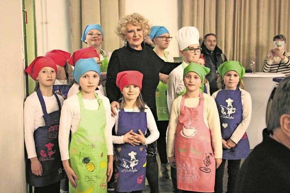 Die Schürzenmodenschau unter der Leitung von Birgit Auras war ein voller Erfolg.