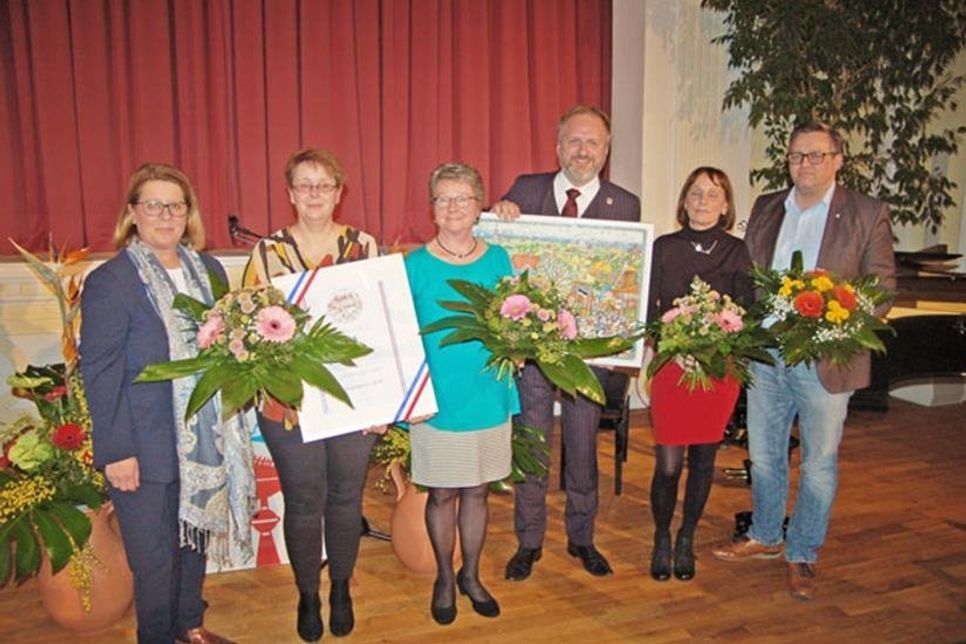 Bürgerpreis für die Schönberger Tafel: von links Bürgervorsteherin Christine Nebendahl, Bettina Helm, Käthe Moltzen, Bürgermeister Peter. A.  Kokocinski, Elke Boller, Christian Pagel.