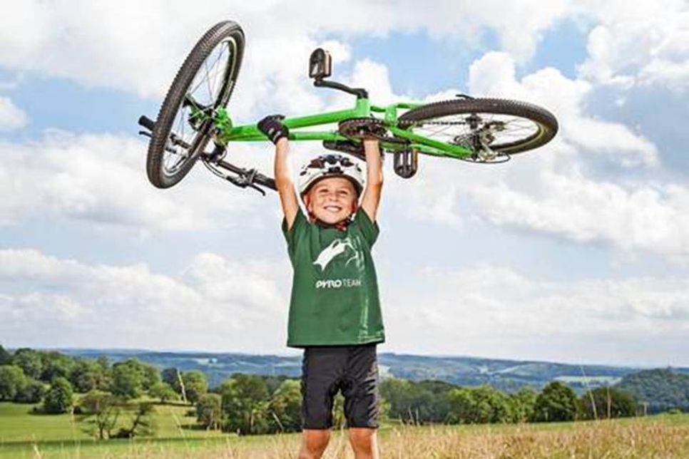 Den Vorteil leichter Räder spüren Kinder spätestens bei einer Steigung. Foto: djd/PYROBIKES Jürgen Fischer.