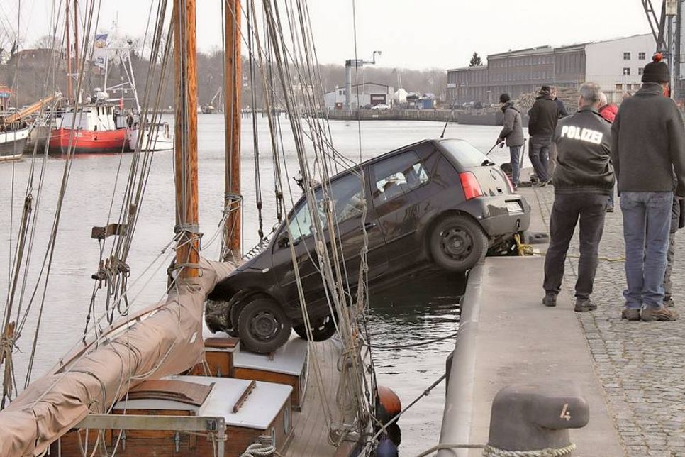 März: Unfall im Neustädter Hafen - Kleinwagen rollte auf Segelschiff
