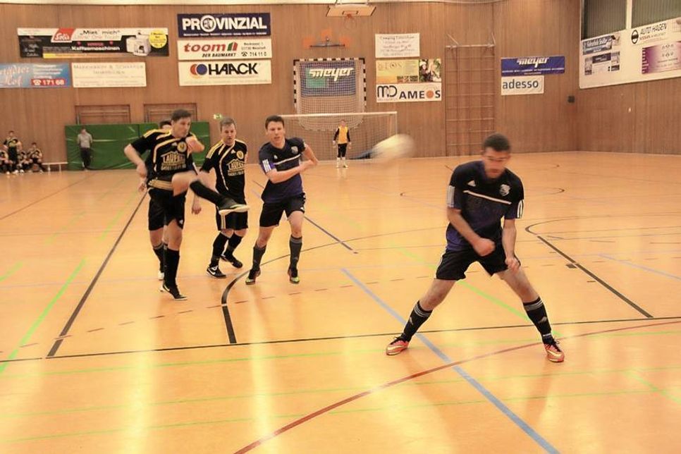 Januar: Fußballfest vor 400 Zuschauern - 25. reporter-Cup in Neustadt