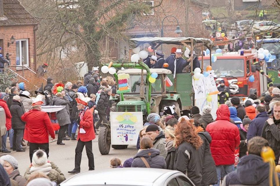 Februar: Schönwalde fest in Narrenhand - Famoser Umzug beim 65. Karneval am Lachsbach