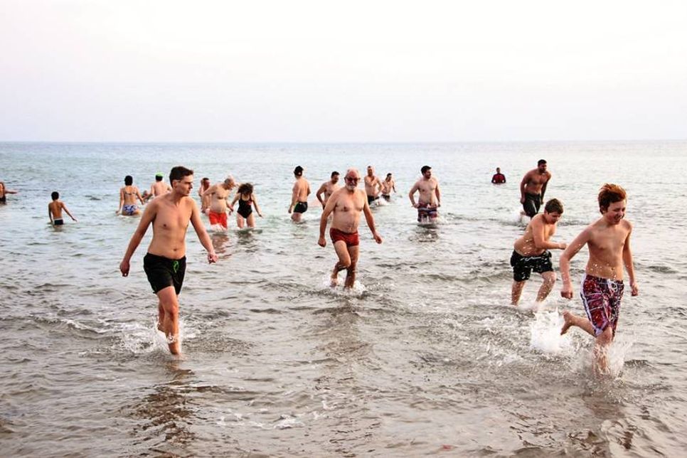 Januar: 57 Anbader stürzten sich in die eiskalte Ostsee - Neujahrsschwimmen in Dahme