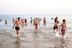 Januar: 57 Anbader stürzten sich in die eiskalte Ostsee - Neujahrsschwimmen in Dahme