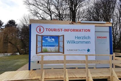 Die Tourist-Information Scharbeutz ist vorübergehend in einen Büro-Container gezogen.  (Copyright www.luebecker-bucht-ostsee.de).