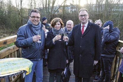 Auf die gute Zusammenarbeit! ­Sto­ckelsdorfs Bürgervorsteher Manfred Beckmann (li.), Bürgermeisterin Julia Samtleben und Stockelsdorf Bauausschussvorsitzender Jens Andermann (im Hintergrund) stoßen mit Lübecks Verwaltungschef Jan Lindenau auf den gemeinsam finanzierten Brü­ckenersatzbau an.