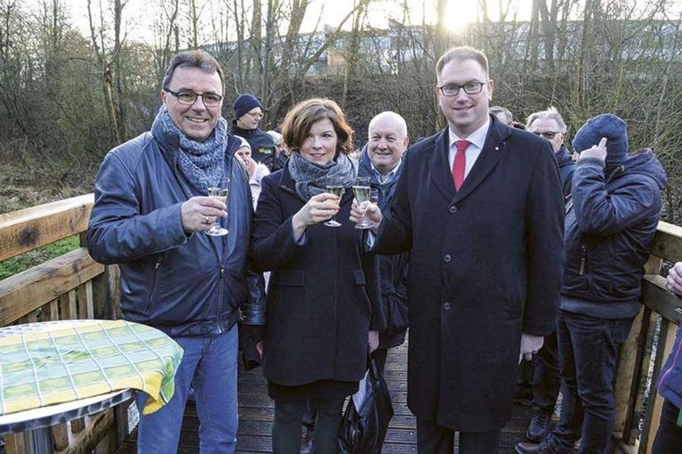 Auf die gute Zusammenarbeit! ­Sto­ckelsdorfs Bürgervorsteher Manfred Beckmann (li.), Bürgermeisterin Julia Samtleben und Stockelsdorf Bauausschussvorsitzender Jens Andermann (im Hintergrund) stoßen mit Lübecks Verwaltungschef Jan Lindenau auf den gemeinsam finanzierten Brü­ckenersatzbau an.