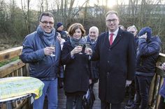 Auf die gute Zusammenarbeit! ­Sto­ckelsdorfs Bürgervorsteher Manfred Beckmann (li.), Bürgermeisterin Julia Samtleben und Stockelsdorf Bauausschussvorsitzender Jens Andermann (im Hintergrund) stoßen mit Lübecks Verwaltungschef Jan Lindenau auf den gemeinsam finanzierten Brü­ckenersatzbau an.