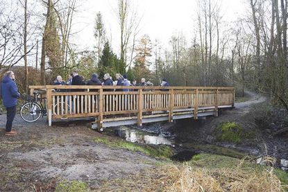 Neben Vertretern aus Politik und Verwaltung hatten sich auch einige Anwohner zur offiziellen Eröffnung der Brücke am Landgraben hinter dem Wohngebiet Stettiner Straße eingefunden.